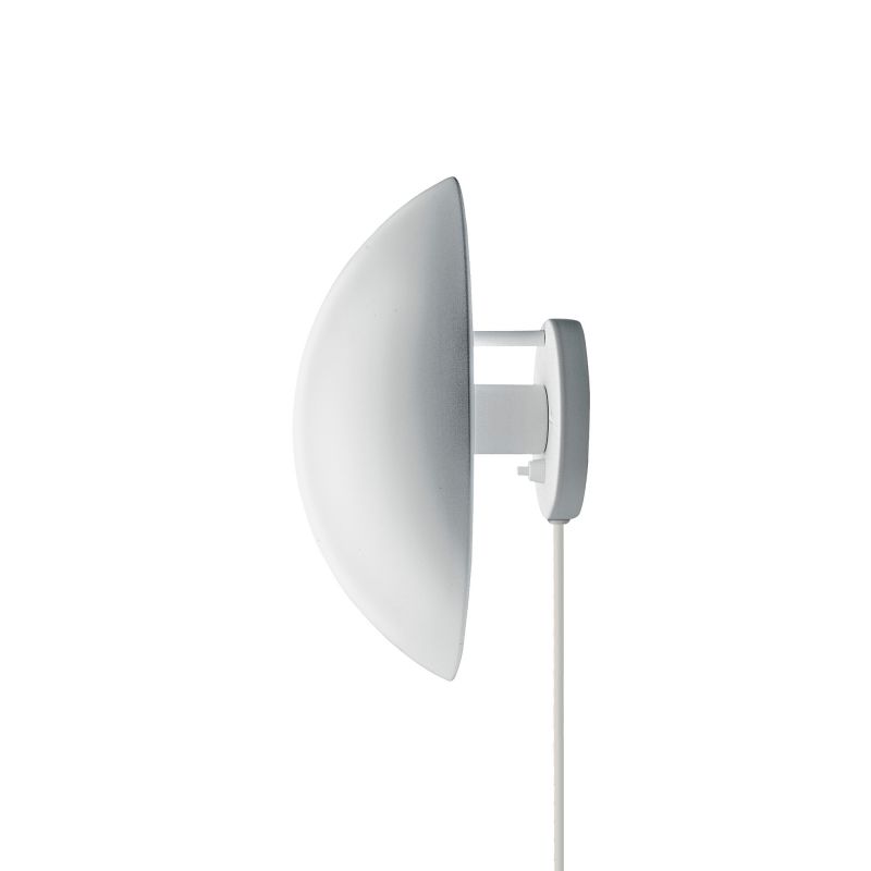 Weiße PH Hat Wandleuchte von Louis Poulsen, modernes Design für indirekte Beleuchtung.